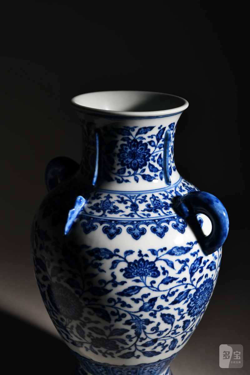 清乾隆 青花缠枝花卉纹双耳出戟尊 - 图5